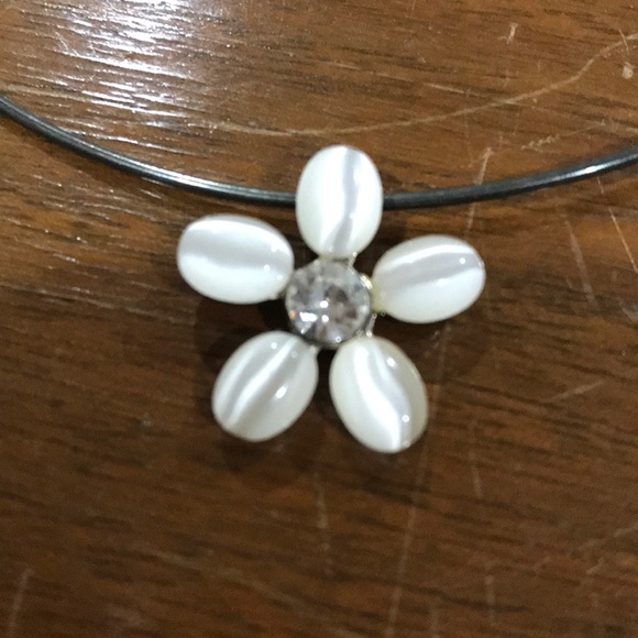 A flower charm necklace - Picture 2 of 2